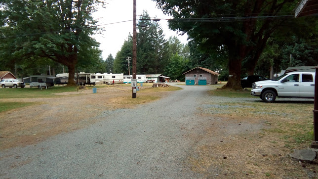 road with campers in background